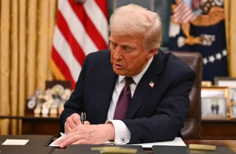Donald Trump assinando decretos