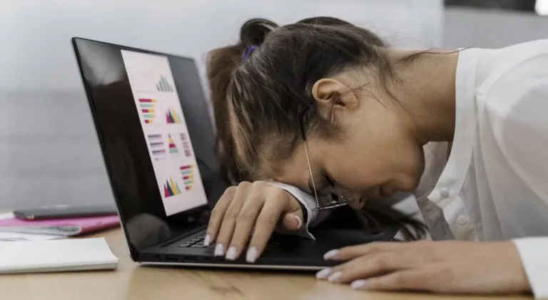 Esgotamento mental por excesso de conteúdo digital? Veja dicas para dar um “chega pra lá” no “brain rot”