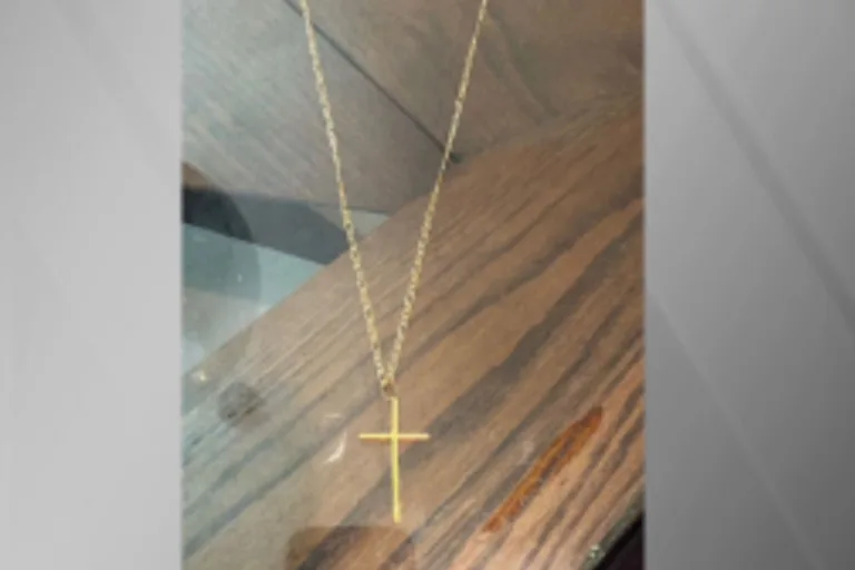 Enfermeiro é suspeito de furtar corrente de ouro de paciente em SP Enfermeiro é suspeito de furtar corrente de ouro de paciente em SP