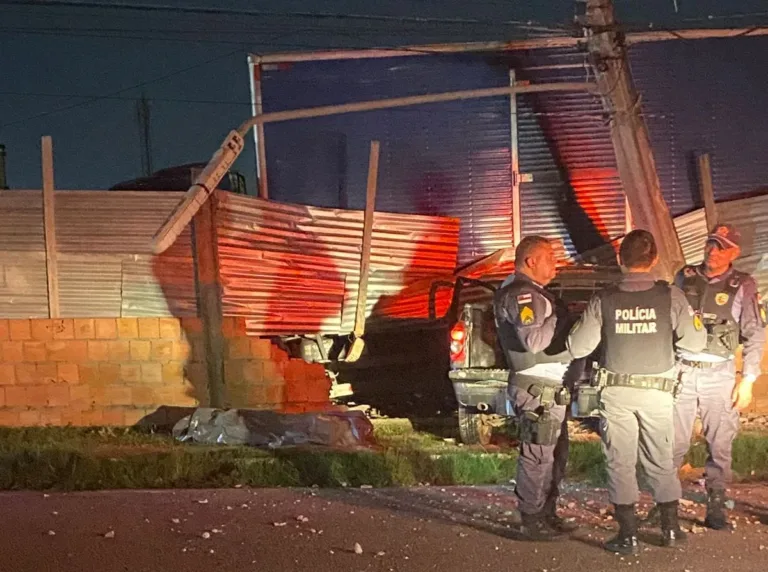 Motorista morre após perder controle de carro e bater em poste em Manaus