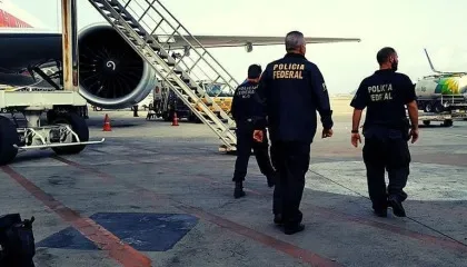 Empresário é preso em flagrante por abusar de criança durante voo de Miami ao Rio