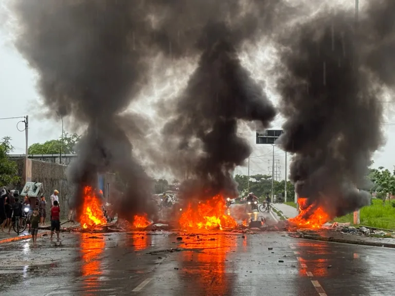Moradores fazem manifestação após alagamentos no Novo Aleixo