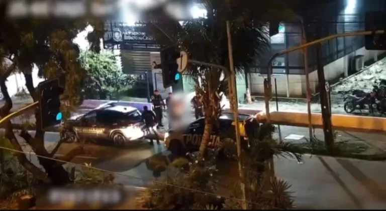 Presos por sequestro de cantora chegam à delegacia.
