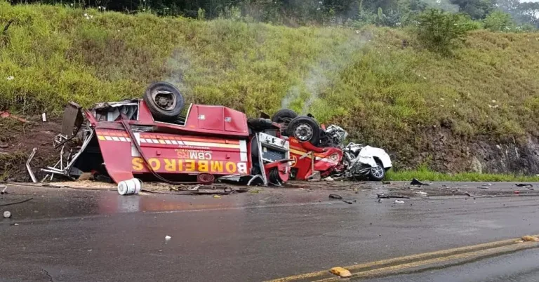 5 pessoas morrem após acidente entre viatura do Corpo de Bombeiros e carro no RS