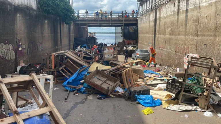 Choque de ordem e limpeza desativa 'cracolândia' no centro de Manaus