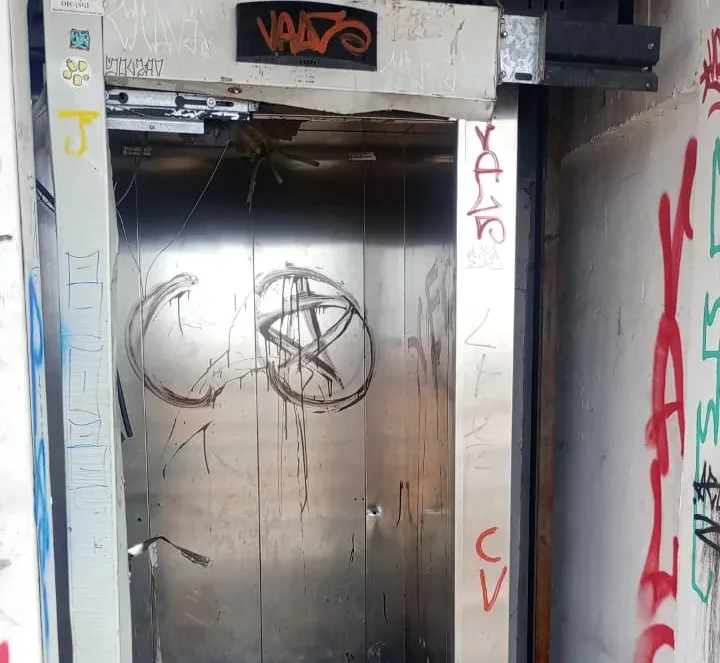 Criminosos roubam porta de elevador de passarela em Manaus