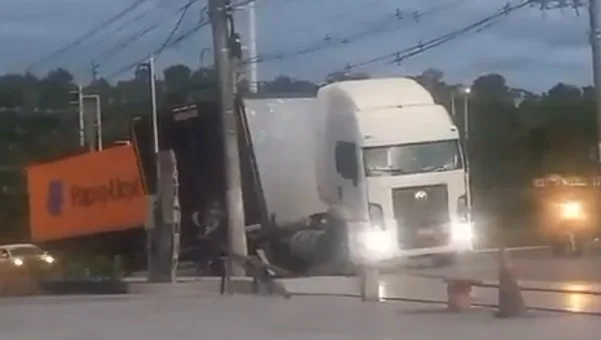 Contêiner se desprende de carreta e deixa trânsito caótico em Manaus