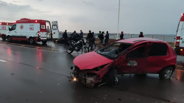 Colisão entre carros deixa duas pessoas feridas na Ponte Rio Negro