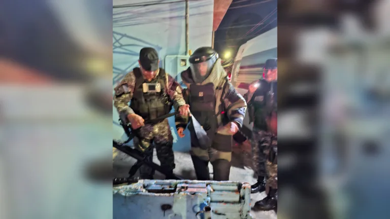 Bomba caseira é achada em rua no bairro São Jorge, em Manaus