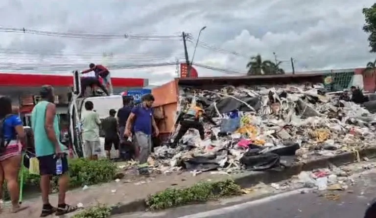 Lixo espalhado na Avenida Margarita após tombamento. (FOTO: Reprodução)