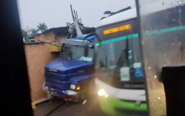 Carreta atingiu comércio no Colônia Oliveira Machado. (FOTO: Reprodução)