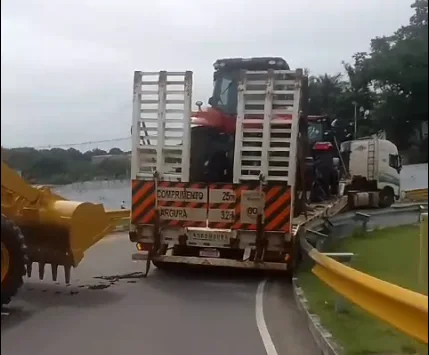 Carreta fica 'entalada' em alça de viaduto em Manaus