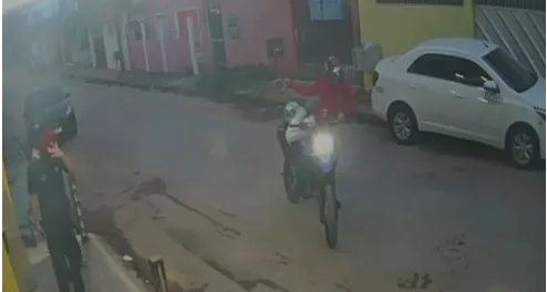 VÍDEO: Casal é ameaçado com arma na cabeça durante assalto em Manaus