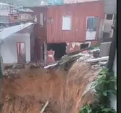 Duas casas são destruídas após deslizamento de terra em Manaus