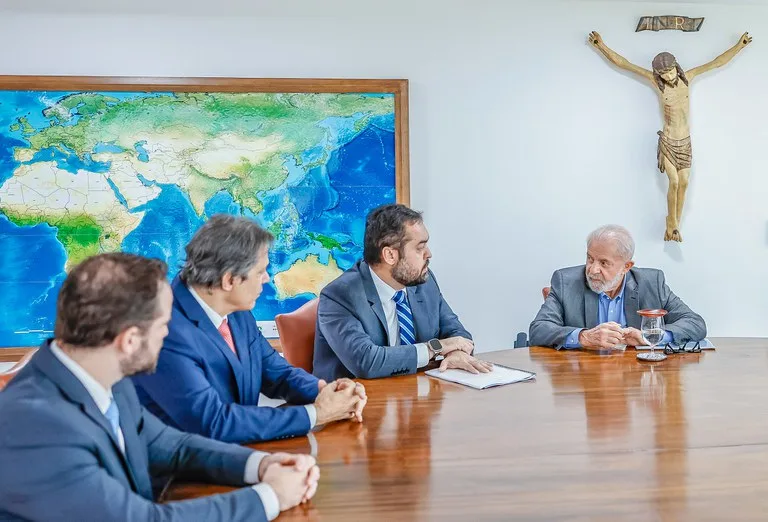 Lula sanciona com vetos projeto de renegociação da dívida dos estados