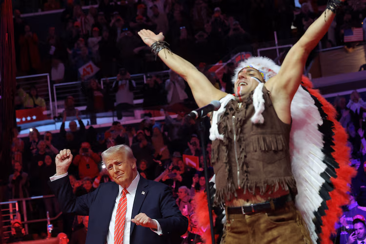 VÍDEO: Village People coloca Trump para dançar ao som de Y.M.C.A
