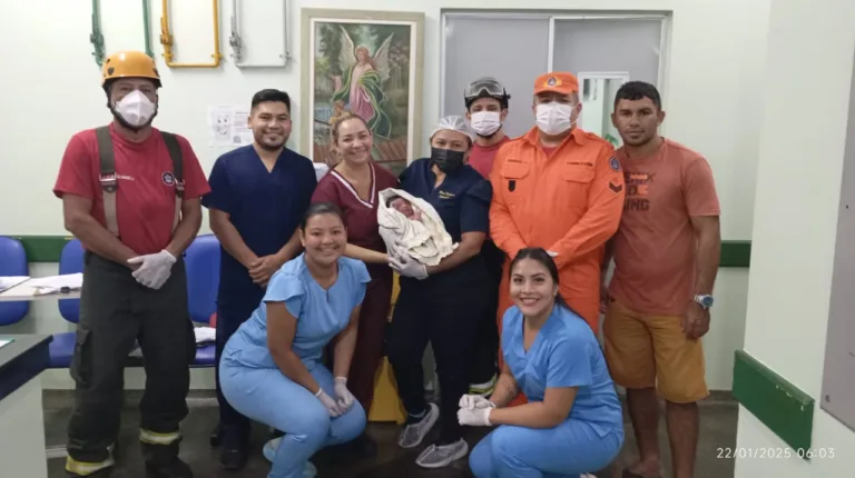 Mãe e bebê foram levadas ao Hospital Padre Colombo, em Parintins (FOTO: Jean Beltrão)