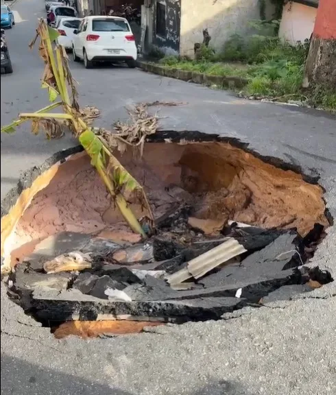 Cratera toma conta de via no São Francisco. (FOTO: Reprodução)