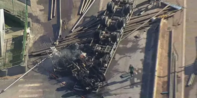 VEJA VÍDEOS: carreta tomba, pega fogo e motorista morre em rodovia de Minas Gerais