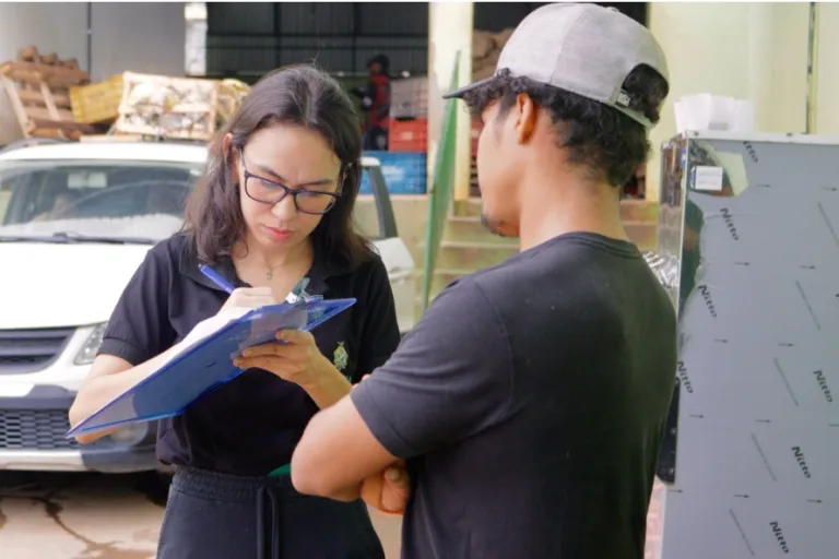 Funcionários respondendo questionários sobre a conduta da empresa. (FOTO: Divulgação/SECOM)