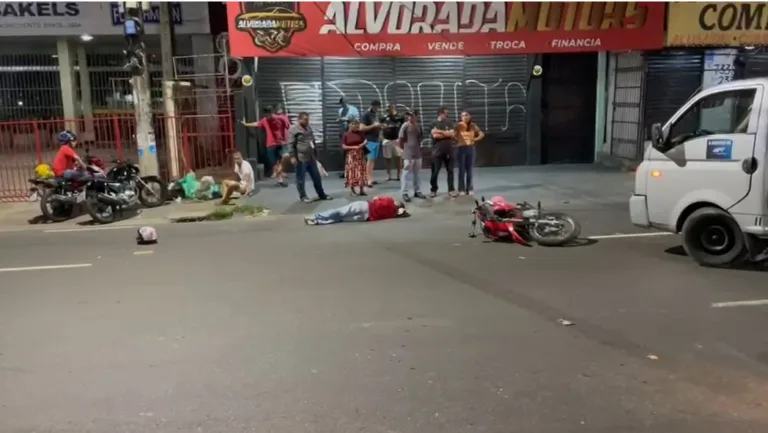 Motociclista fica ferido após acidente com caminhão. (FOTO: Reprodução)