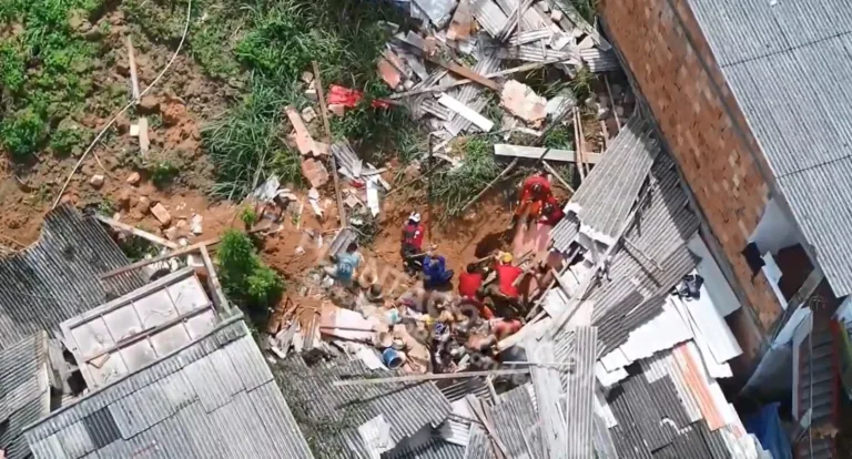 Deslizamento soterrou duas casas na Redenção (FOTO: Reprodução)