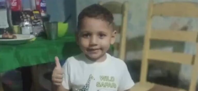 Menino de 4 anos morre após cair de janela no 3º andar de prédio