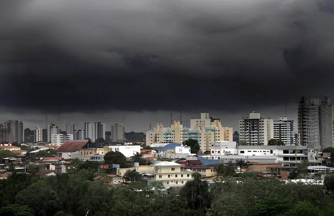 Previsão de chuva forte para Manaus neste domingo (26), segundo INMET