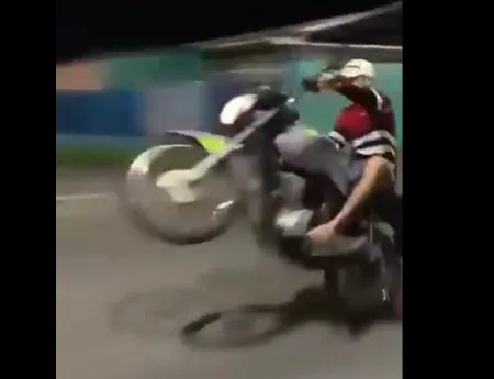 VÍDEO:  Jovem leva tombo ao ‘dar grau’ em moto em Manaus