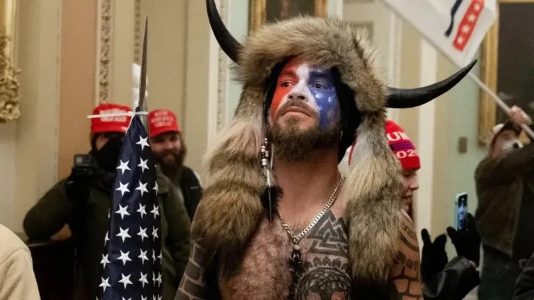 EUA: "Viking do Capitólio" diz que vai comprar armas após perdão de Trump