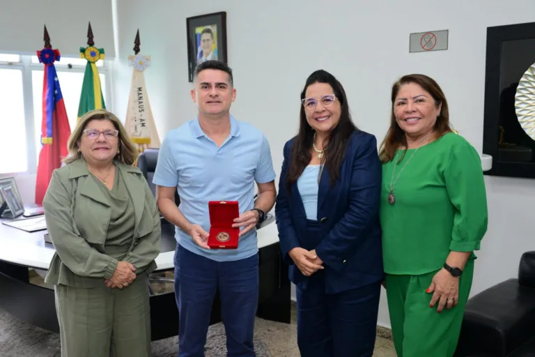 Medalha: Procuradora-geral do MP-AM Leda Mara reconhece trabalho conjunto de David Almeida