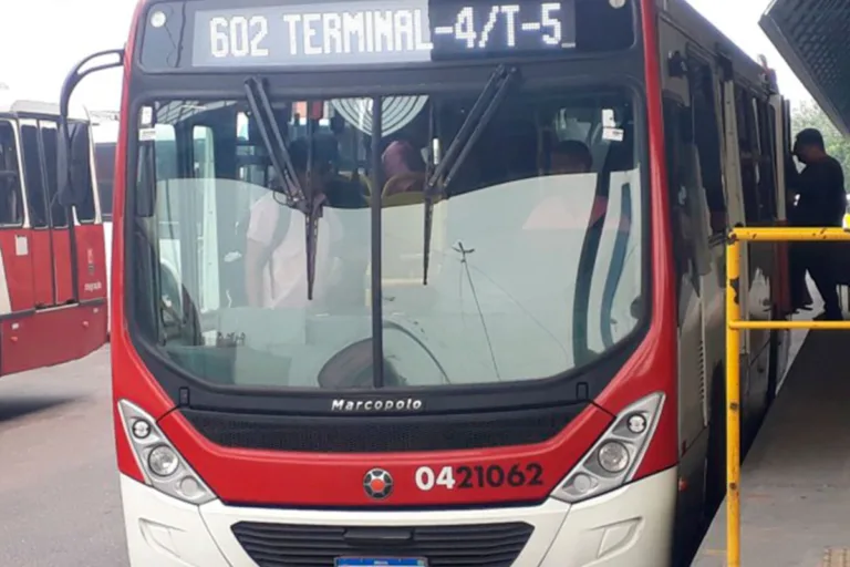 Ladrão pede ‘desculpas’ durante roubo a ônibus em Manaus