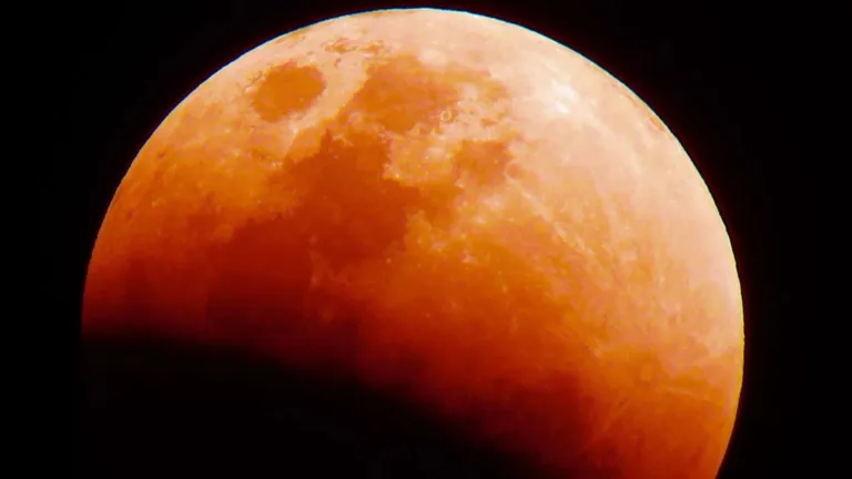 Fenômeno da Lua de Sangue causado pelo eclipse total da Lua é um dos eventos astronômicos previstos para 2025