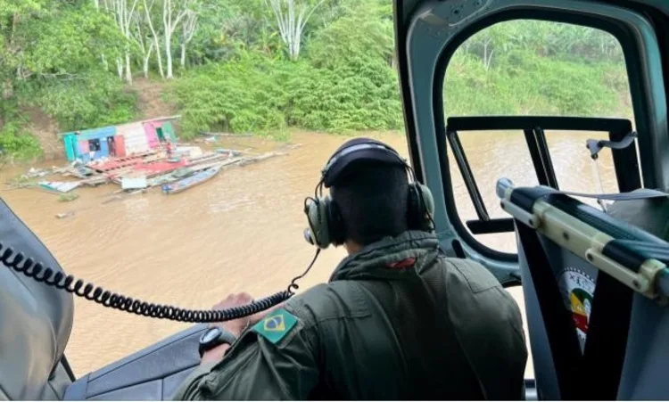 Buscas sendo feitas pela Marinha em Helicóptero no local do acidente. (FOTO: Divulgação/Marinha do Brasil)