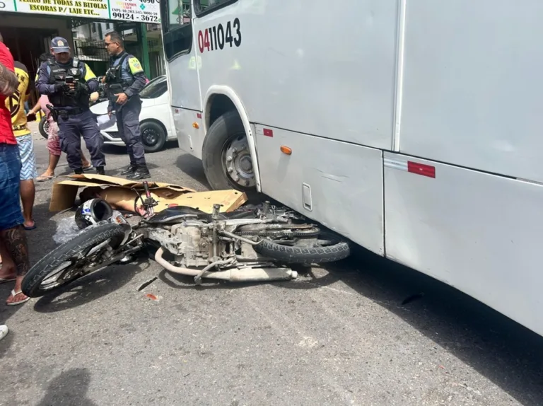 Situação da moto após a colisão. (FOTO: Reprodução)