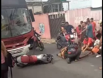 VÍDEO: Motociclista fica gravemente ferido ao bater de frente com ônibus em Manaus