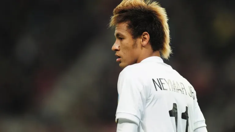 Neymar de volta ao Brasil: Relembre a carreira do jogador no Santos