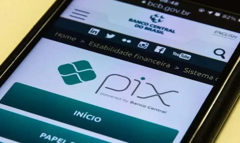 Em meio a onda de fake news, Pix tem maior queda de transações da história - crise do pix - Pix por aproximação