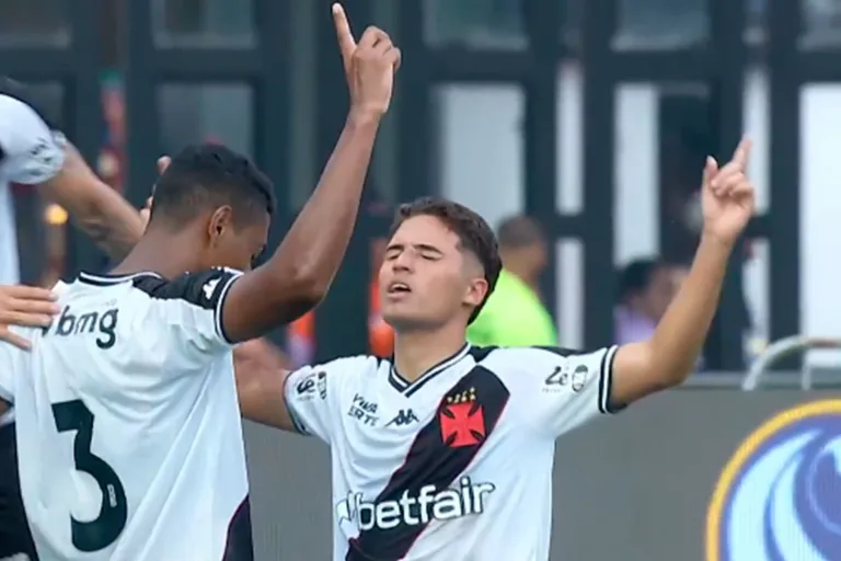 Paulinho, aos 39 minutos do primeiro tempo, abriu o placar para o Vasco (Foto: Reprodução)