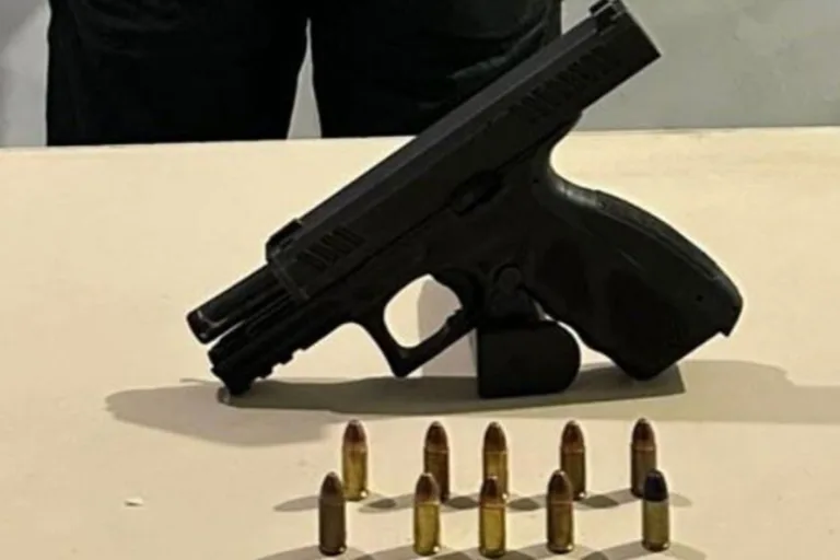 Pistola foi apreendida e apresentada no 1º DIP (Foto: Divulgação)