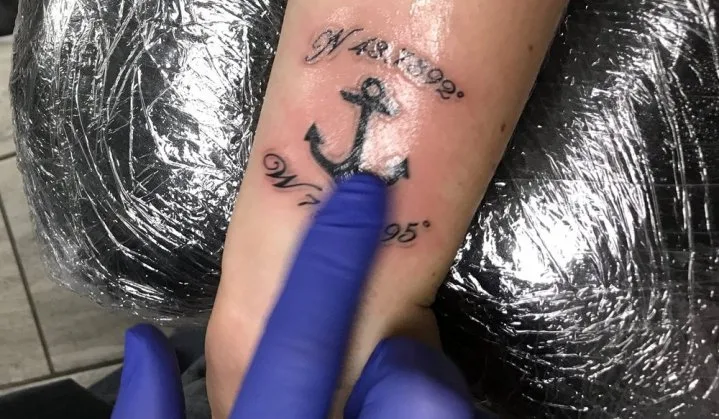 Posso usar pomadas anestésicas antes de fazer uma tatuagem?
