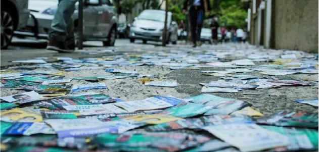 TRE-AM aplica multa a vereador por poluição com santinhos