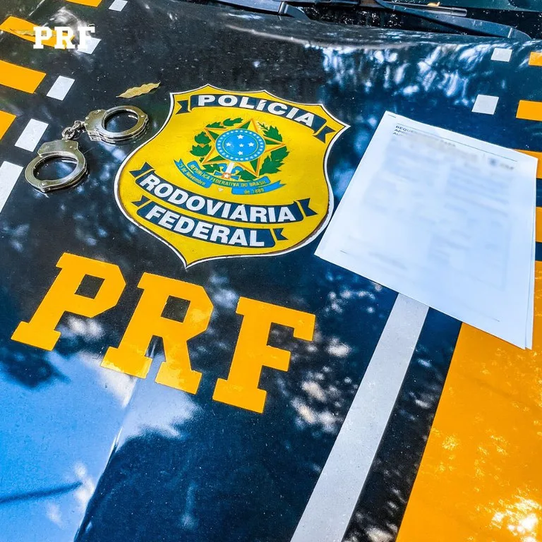 Equipes da PRF deteve três indivíduos com mandados de prisão em aberto. (FOTO: Divulgação/PRF)
