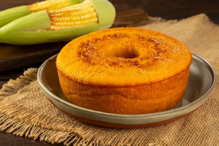Rápido e fácil: aprenda a fazer bolo de milho fofinho