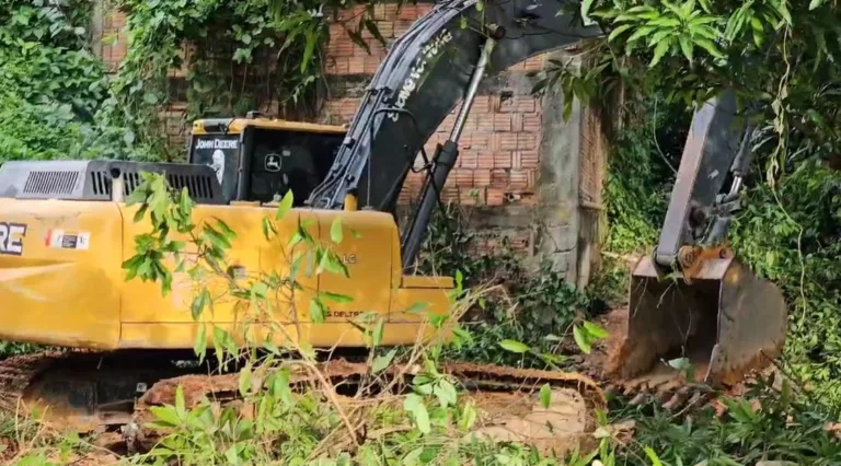 Retroescavadeira utilizada no resgate das vítimas na Redenção