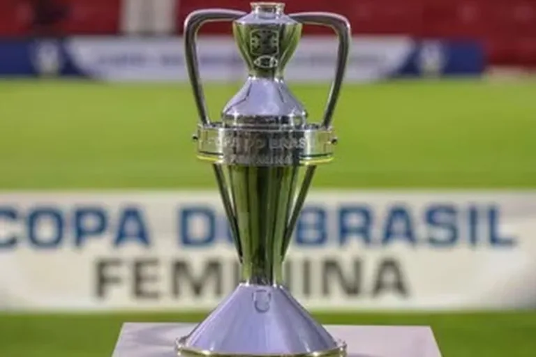Troféu da Copa do Brasil Feminina (Foto: Arthur Marega