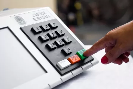 Com eleitorado de Manaus dividido, políticos abrem temporada de caça ao voto do interior Com eleitorado de Manaus dividido, políticos abrem temporada de caça ao voto do interior