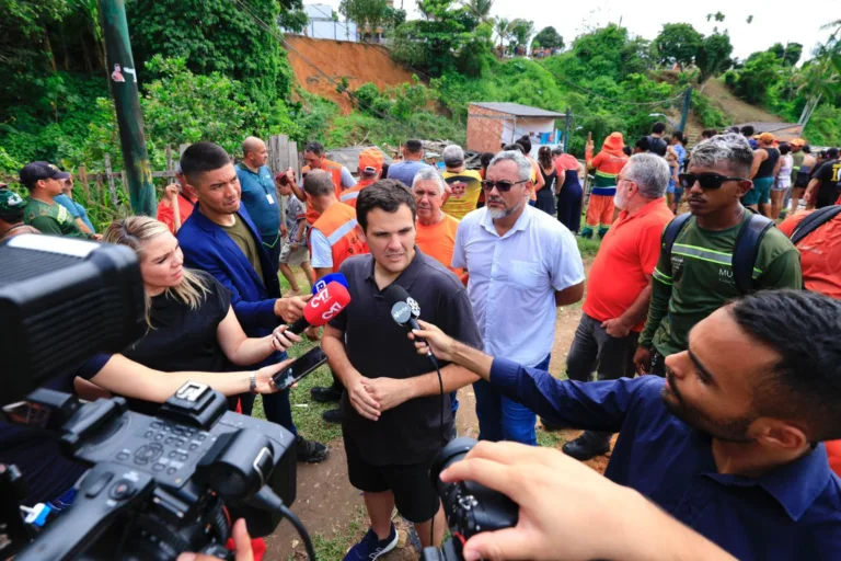 Prefeito em exercício de Manaus e secretário de Infraestrutura, Renato Junior esteve no local. (FOTO: Divulgação/Semcom)
