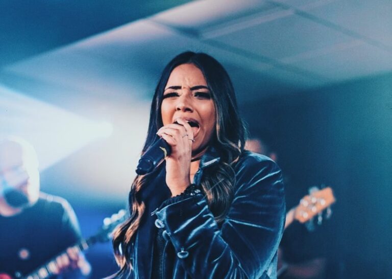 Irmã de Oruam é cantora gospel, canta músicas escritas por 'Marcinho VP' e sonha com "conversão" do rapper; conheça