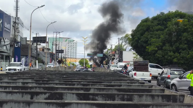 Moradores relatam explosão após carro pegar fogo em avenida de Manaus